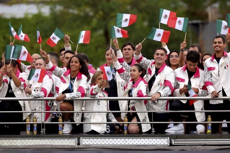 La Delegación Mexicana hizo su aparición en el desfile de la ceremonia de inauguración sobre el río Sena, en el inicio de París 2024.