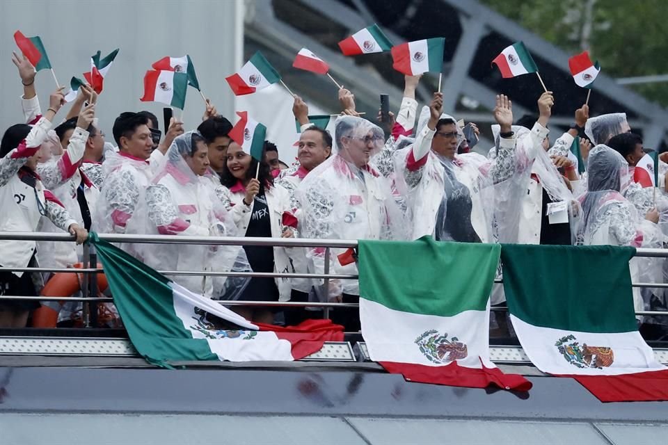 El barco tricolor en París 2024.