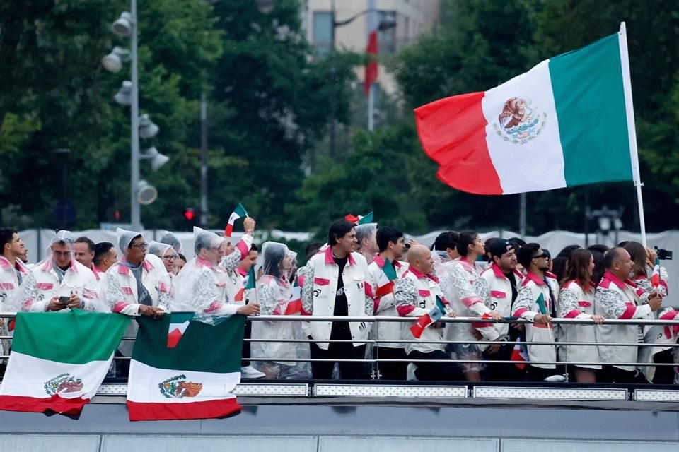 La Bandera tricolor al frente de la delegación mexicana.