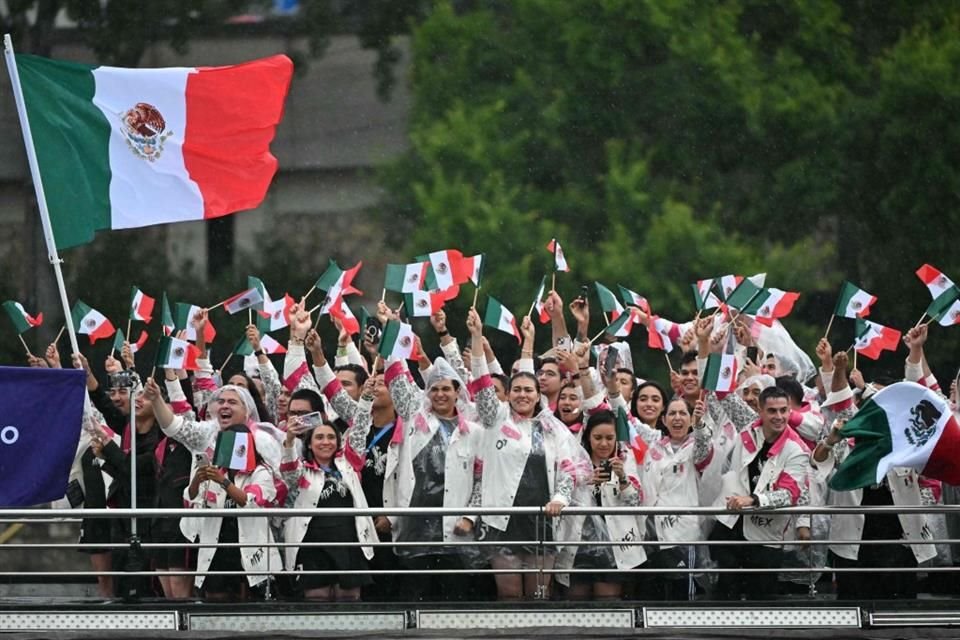 La Delegación Mexicana hizo su aparición en el desfile de la ceremonia de inauguración sobre el río Sena, en el inicio de París 2024.