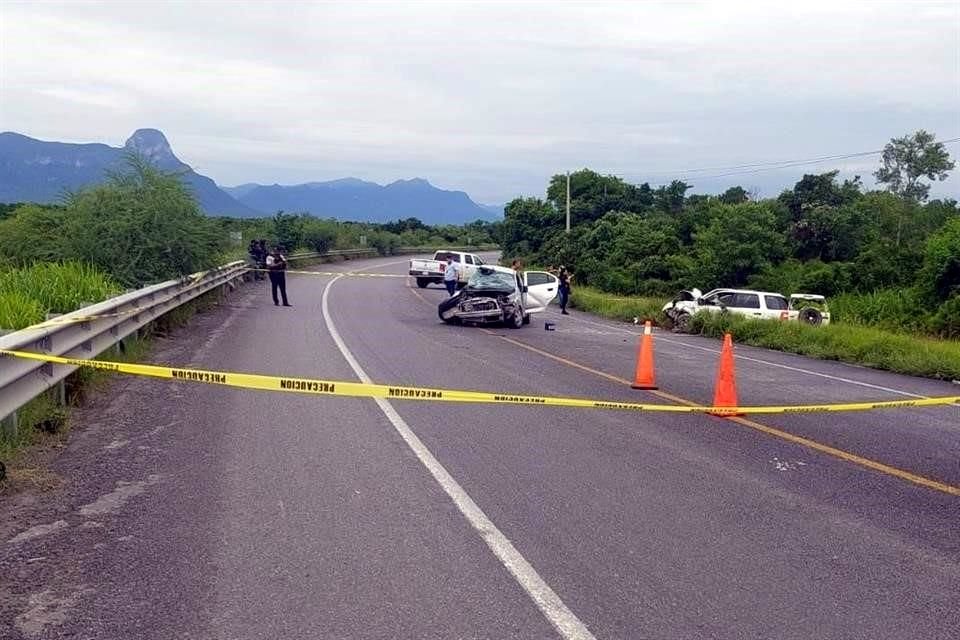 La carretera Ciudad Victoria-Monterrey, a la altura de Villagrán, fue cerrada en ambos sentidos debido al accidente.