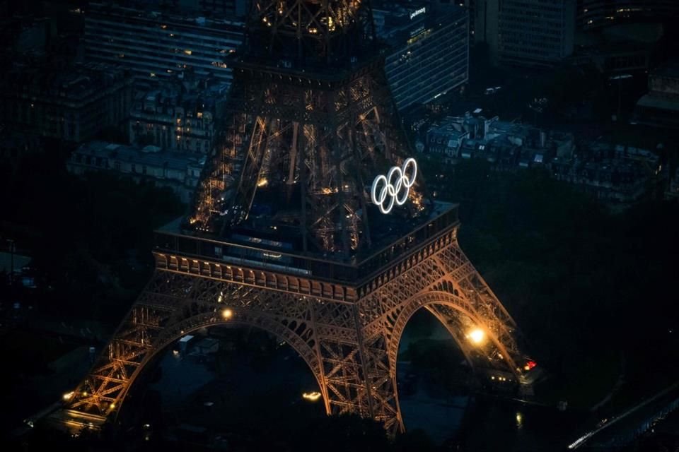 La Torre Eiffel con los aros olímpicos.