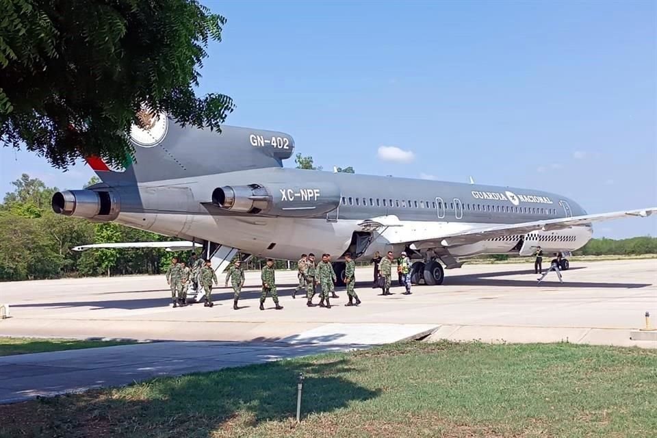 Los efectivos de las Fuerzas Especiales llegaron al Aeropuerto de Culiacán a bordo del avión Boeing 727 GN-402 de la Guardia Nacional.