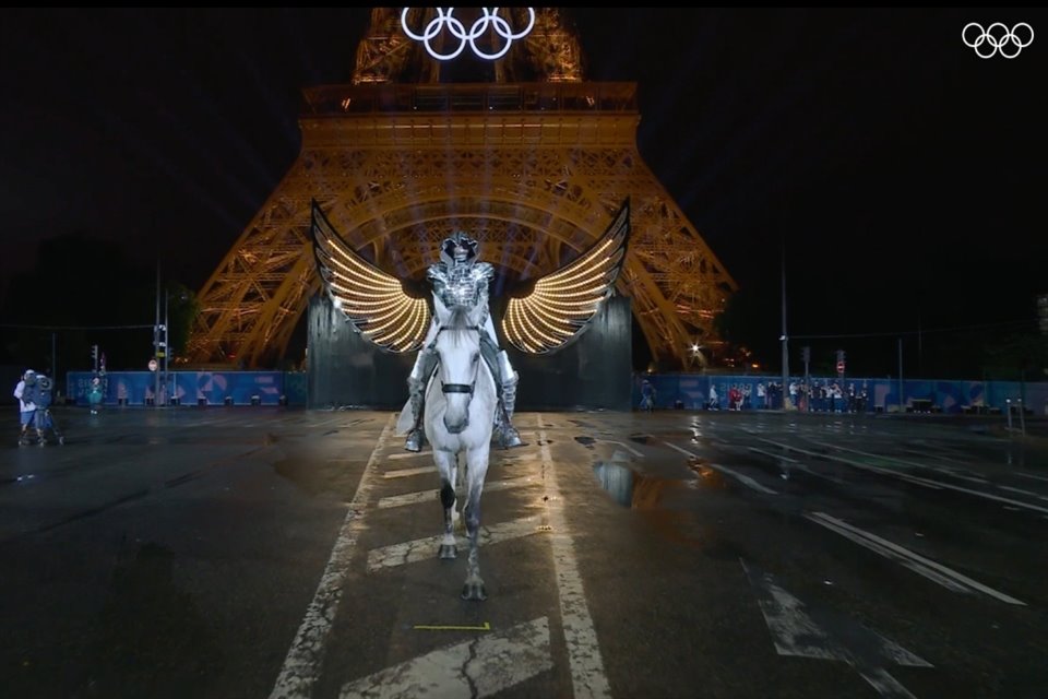 Los abanderados están cruzando el Pont d'Iéna hacia la Place du Trocadéro. 