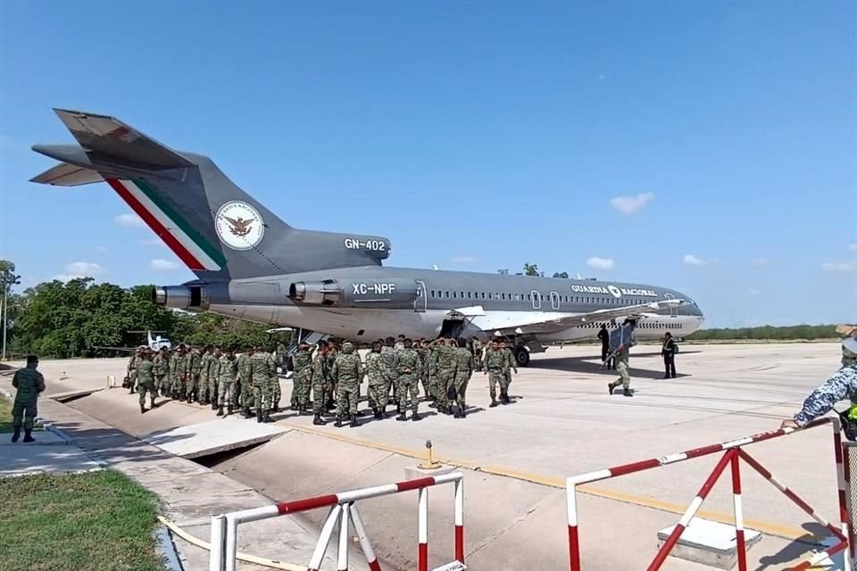 Los efectivos de las Fuerzas Especiales llegaron al Aeropuerto de Culiacán a bordo del avión Boeing 727 GN-402 de la Guardia Nacional.