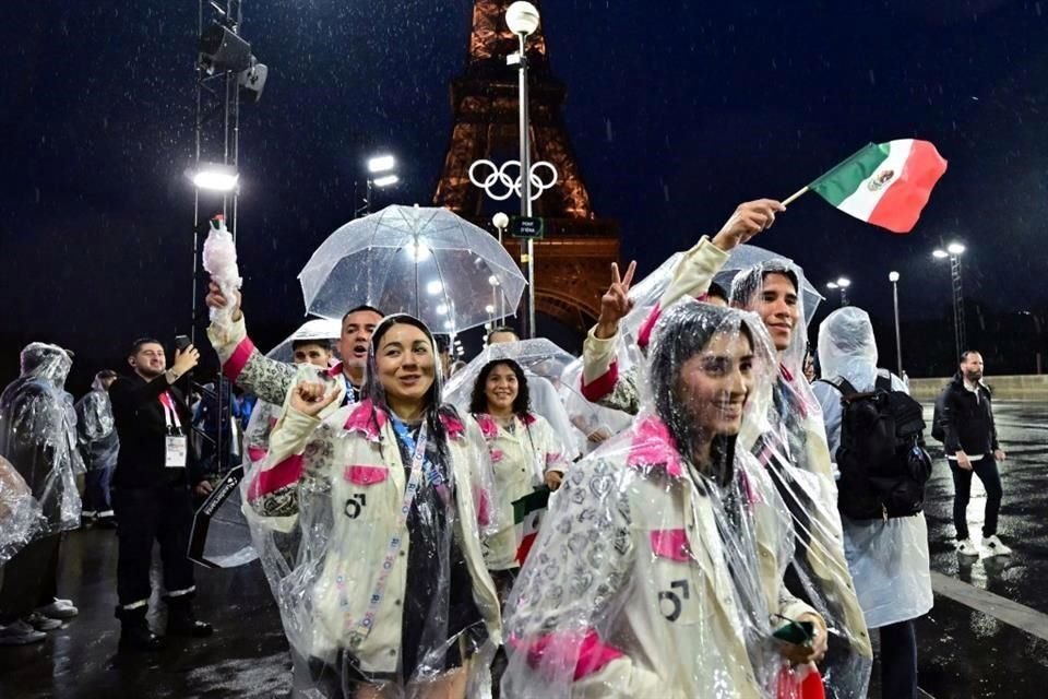 Así arribó la delegación mexicana tras el desfile por el Río Sena, donde una torrencial lluvia se hizo presente en la ceremonia inaugural.