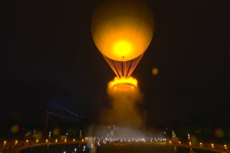 El fuego olímpico fue encendido en la capital francesa, 100 años después de la última vez, para dar paso a los Juegos de París 2024.