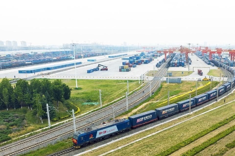 El tren de carga X8157 sale de Xi'an, capital de la provincia de Shaanxi, en el noroeste de China, con destino a Malaszewicze, Polonia, el 25 de mayo de 2024.