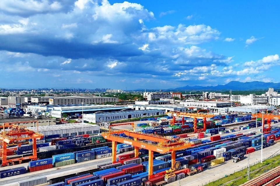 Los contenedores se apilan en un puerto terrestre internacional en el distrito Nankang de Ganzhou, provincia de Jiangxi, en el este de China. 