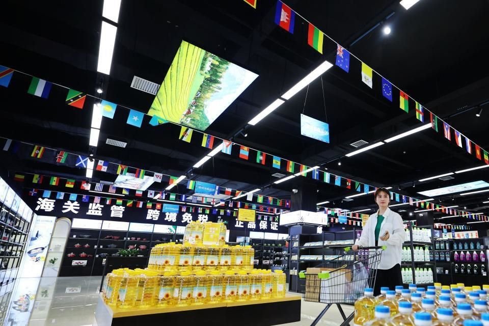 Un ciudadano compra en un centro comercial de productos importados en la zona franca integral de Hefei, provincia de Anhui, en el este de China. 