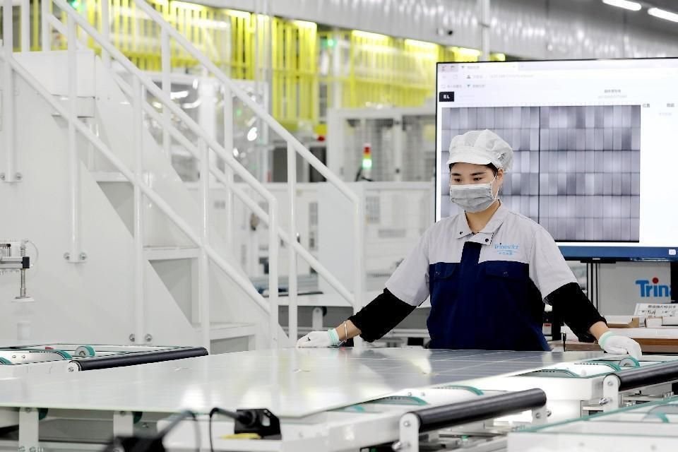 Los productos fotovoltaicos que se exportarán se fabrican en un taller digital de una instalación de Trina Solar en Suqian, provincia de Jiangsu, en el este de China. 