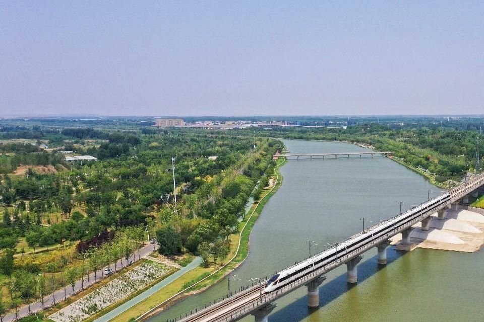 Un tren bala Fuxing recorre la línea de alta velocidad Beijing-Guangzhou a su paso por Zhengzhou, provincia de Henan, en el centro de China.