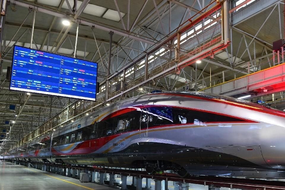 Un tren bala Fuxing se somete a mantenimiento en Xi'an, provincia de Shaanxi, noroeste de China. 