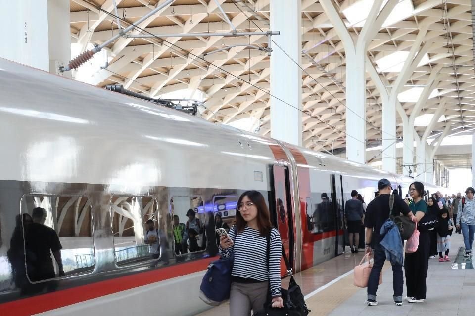 Los pasajeros suben a un tren de alta velocidad del ferrocarril de alta velocidad Yakarta-Bandung en el andén de la estación Halim en Yakarta, Indonesia. 