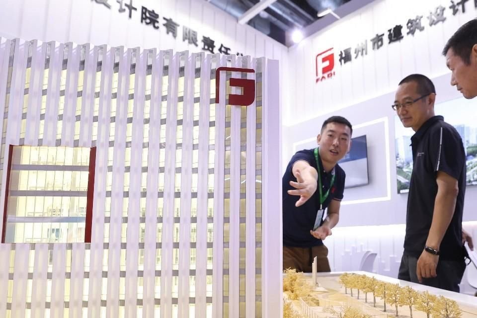 Visitantes observan un edificio de oficinas modelo con un consumo de energía ultrabajo diseñado por el Instituto de Diseño Arquitectónico de Fuzhou. 