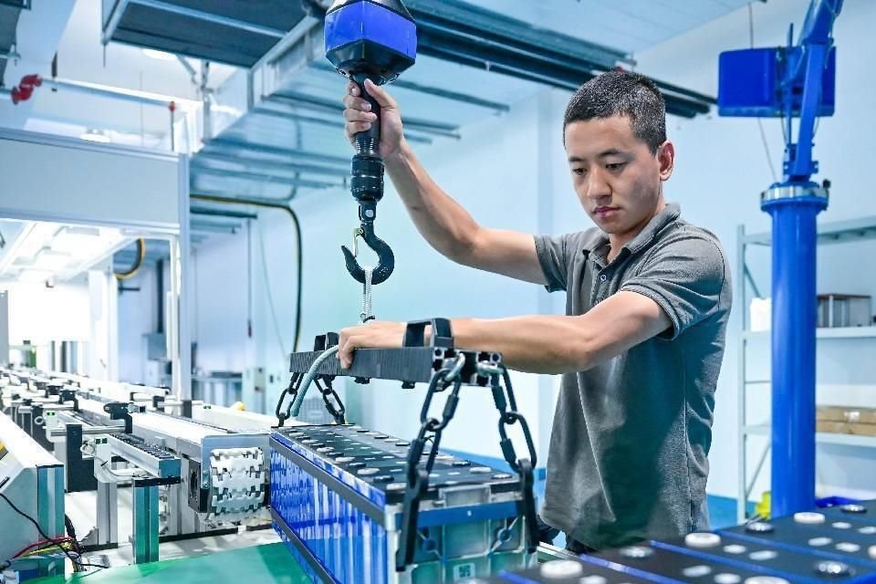 Las unidades de almacenamiento de energía para baterías de litio se fabrican en un taller de la empresa en Luoyang, provincia de Henan, en el centro de China.