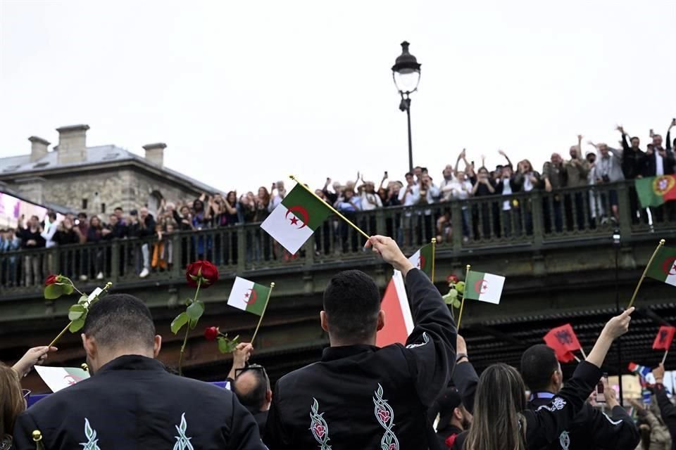 La delegación argelina arrojó rosas al río Sena en desfile de de JO, un gesto para recordar a mártires asesinados y arrojados en el lugar.