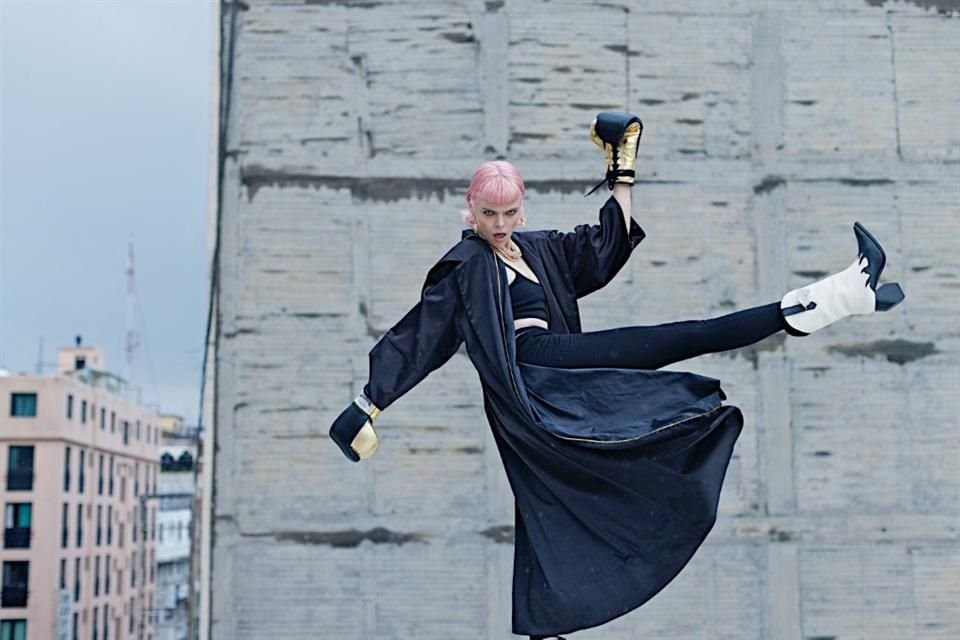 La moda deportiva brilla en los Juegos Olímpicos de París 2024, con tendencias inspiradas en tenis, baloncesto, natación y más.