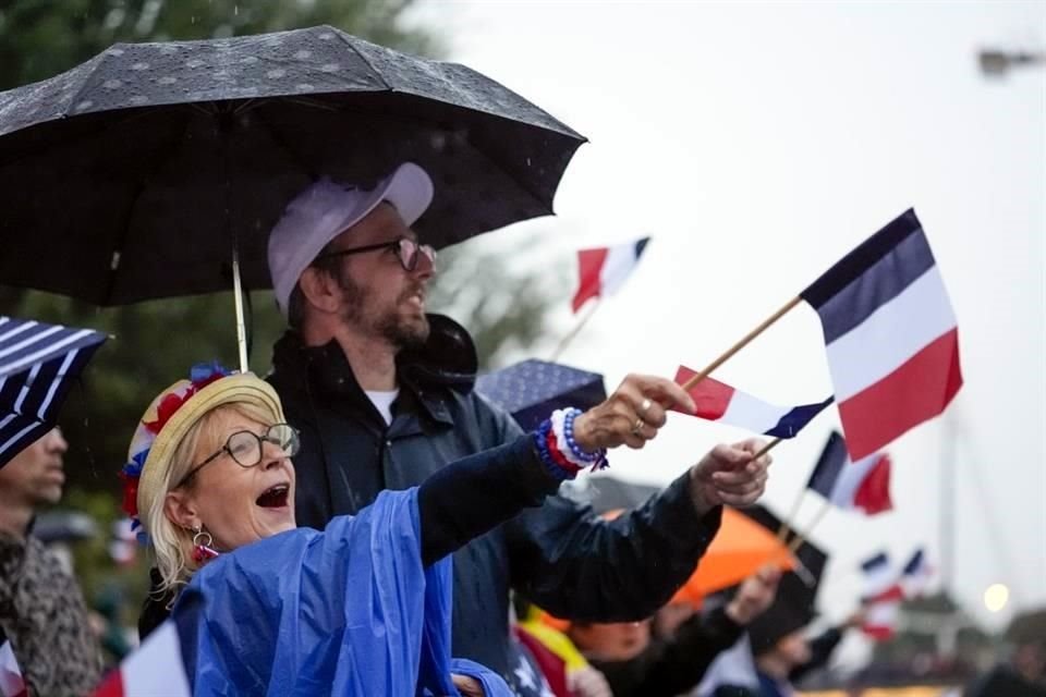 La afición batalló para llegar a un costado del Río Sena y no perderse el desfile de naciones de París 2024.