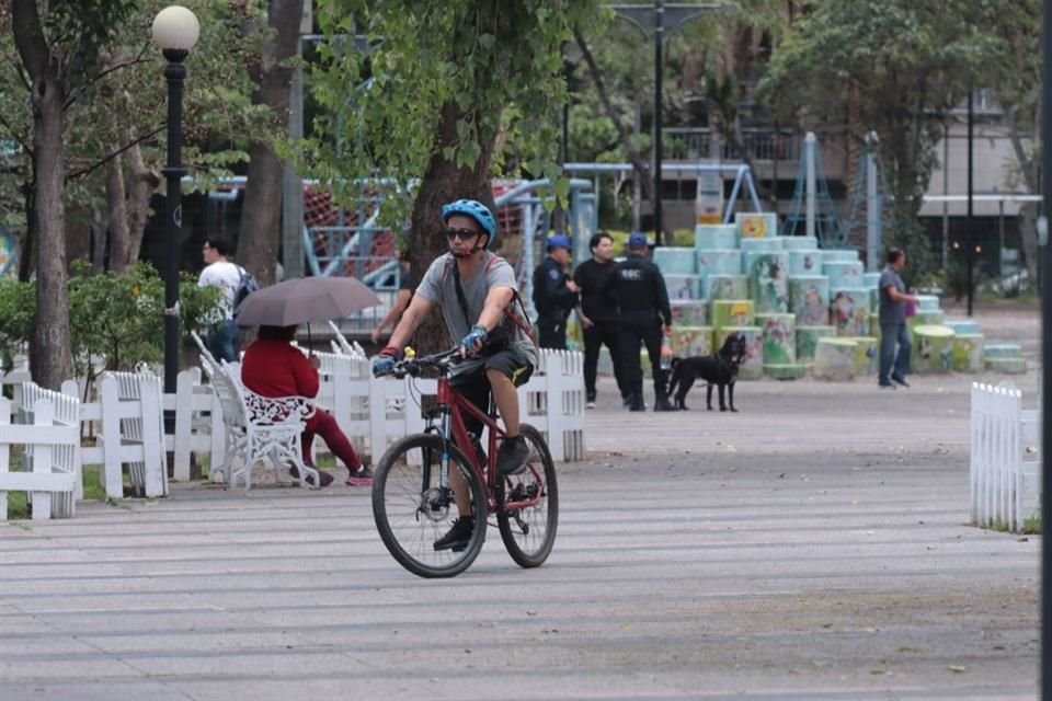 El Jardín Pushkin se ha adaptado a los cambios de movilidad, facilitando el tránsito de ciclistas y el anclaje de sus vehículos.