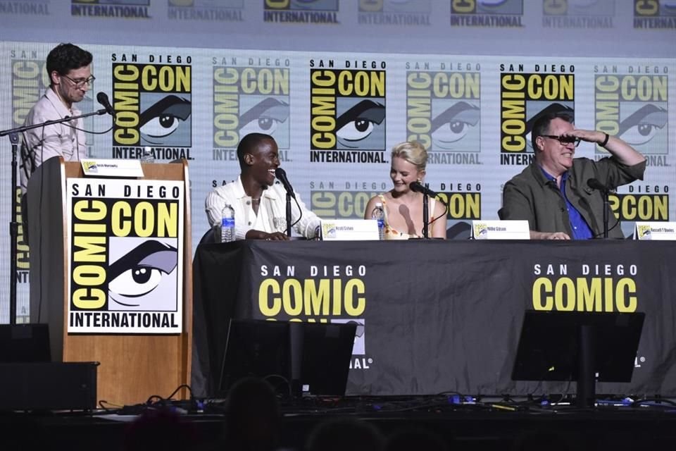 Los actores de 'Doctor Who' Josh Horowitz, Ncuti Gatwa, Millie Gibson y Russell T Davies se presentaron en San Diego.