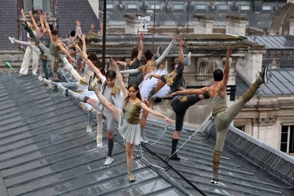 Decenas de bailarines sumaron su talento al ambiente festivo, que incluyó música dance.