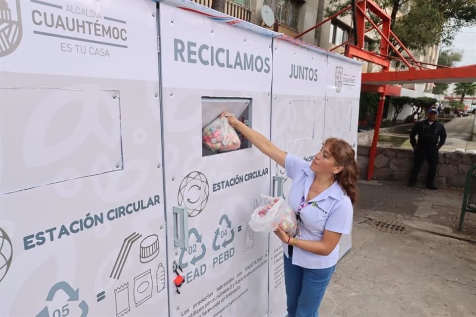 Vecinos del conjunto habitacional Tlatelolco llevan sus desechos plásticos a un contenedor que instaló la Alcaldía.