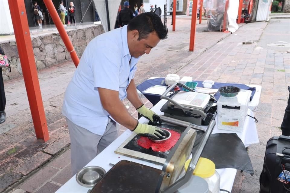 En el contenedor, ubicado en la explanada principal  de la unidad habitacional, reciben también unicel.