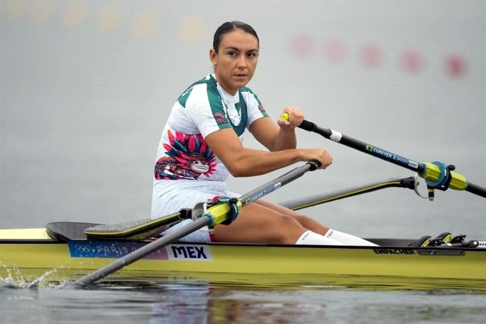 Kenia Lechuga vino de atrás para superar a una rival y meterse a la siguiente fase del scull.