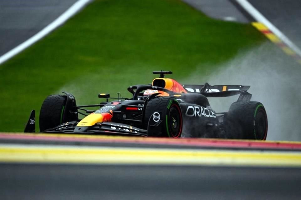 Max Verstappen conduce durante una sesión de prácticas en el Gran Premio de Bélgica, de Fórmula 1.