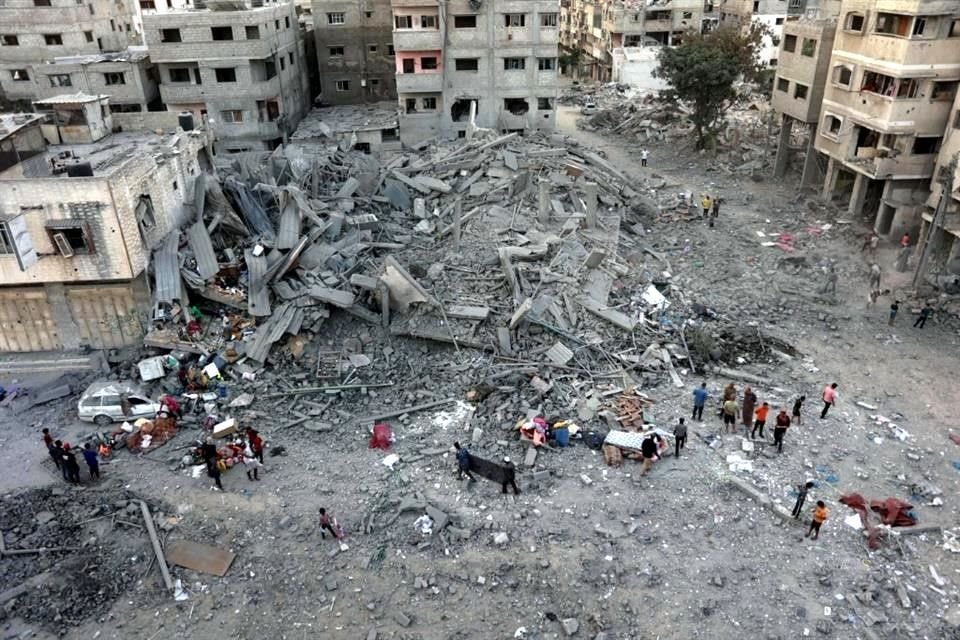 Un bombardeo israelí contra una escuela en Gaza, que era utilizada para albergar a personas desplazadas, dejó al menos 30 muertos.