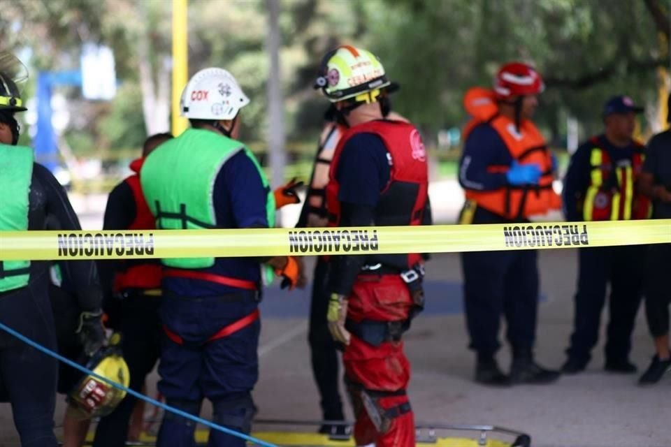 Al inspeccionar el terreno, reportaron que el socavón medía aproximadamente 30 metros de diámetro y 8 metros de profundidad, pero en esas labores, cayeron dos elementos de PC y un oficial.