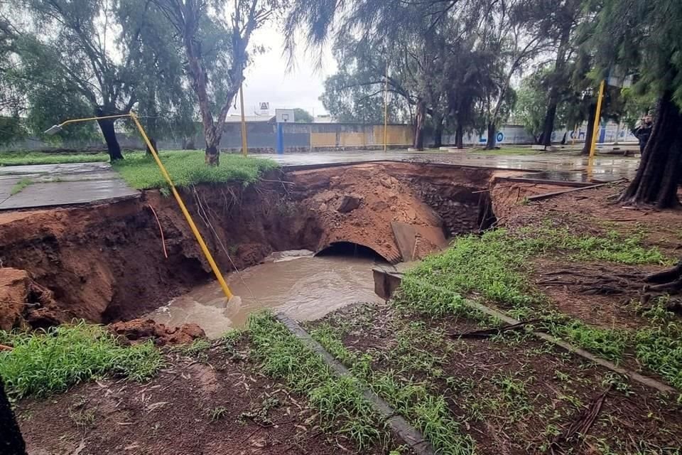 En la colonia Ojo de Agua del municipio de Aguascalientes se abrió un socavón de aproximadamente 30 metros de diámetro y 8 metros de profundidad.