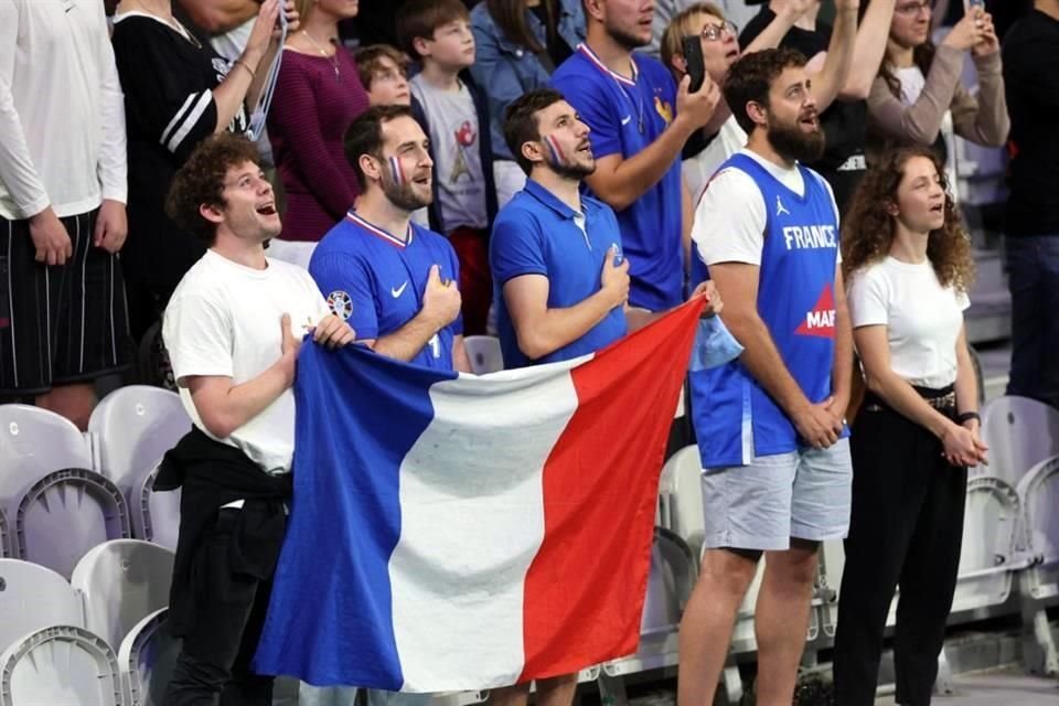 Los galos fueron a apoyar a su quinteta en Lille, donde se quedaron con el triunfo sobre Brasil.