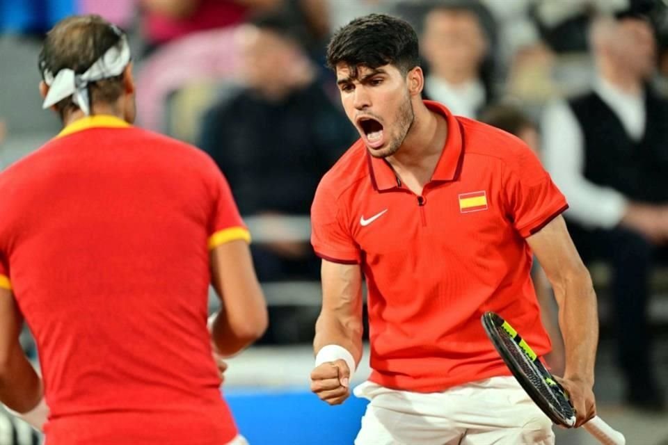 Carlos Alcaraz completó una jornada redonda al avanzar en singles y dobles en el tenis olímpico.