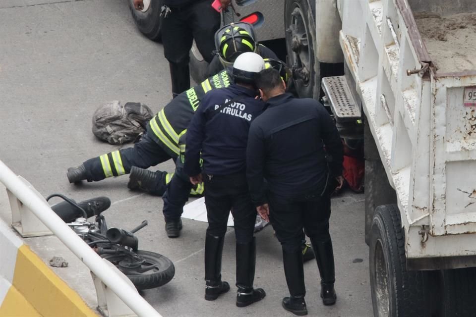 Los primeros reportes indican que el motorista circulaba por Vialidad de Barranca, a la altura de la Colonia San Fernando, cuando ocurrió el accidente. 