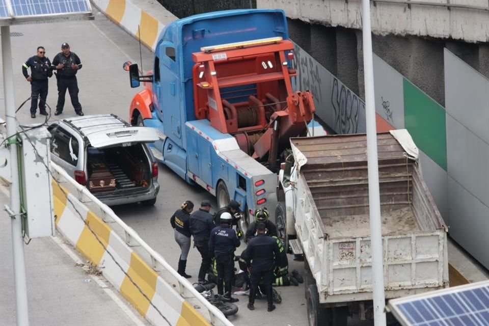 Las primeras indagatorias arrojan que el transporte de carga pudo haber arrastrado al conductor de la moto por varios metros antes de detenerse. 