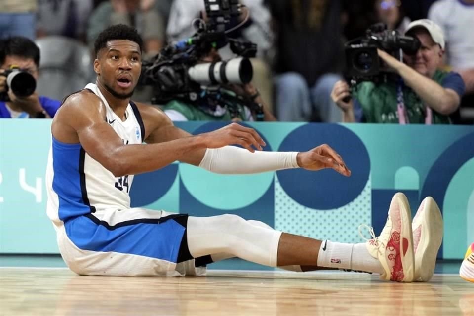 Giannis Antetokounmpo tuvo que lidiar contra una docena de jugadores NBA del equipo canadiense, pero anotó 34 puntos para Grecia.