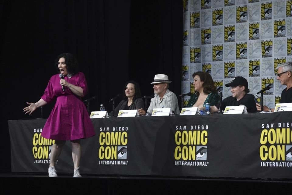 Alex Borstein, Kara Vallow, Mike Henry, Jennifer Tilly, Seth Green y Richard Appel, quienes conforman el elenco de la serie animada 'Padre de Familia', se presentaron al Comic Con.