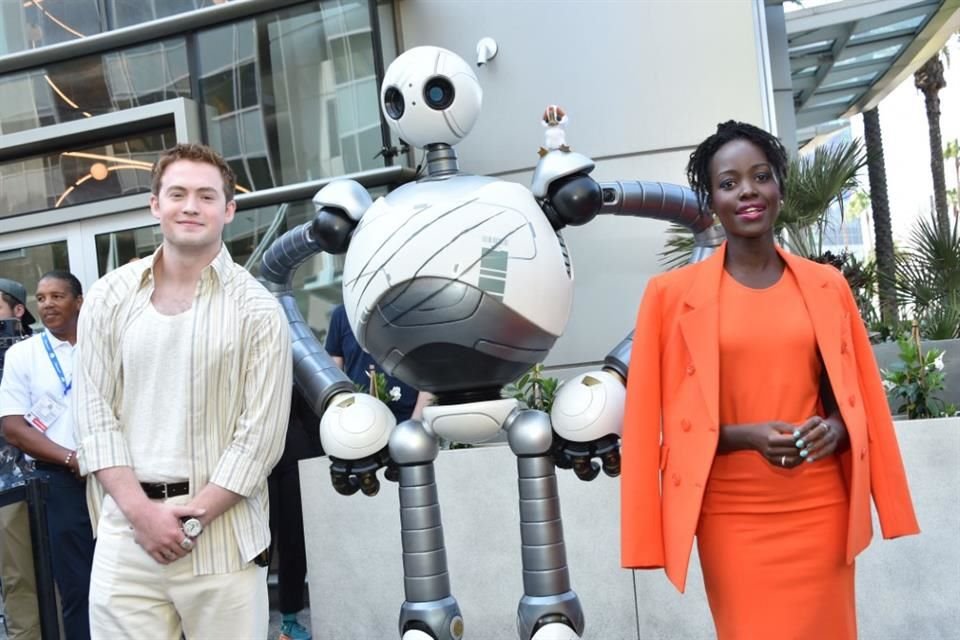 British actor Kit Connor and Kenyan-Mexican Lupita Nyong'o posed with Roz, the star of the children's movie 'Savage Robot'.