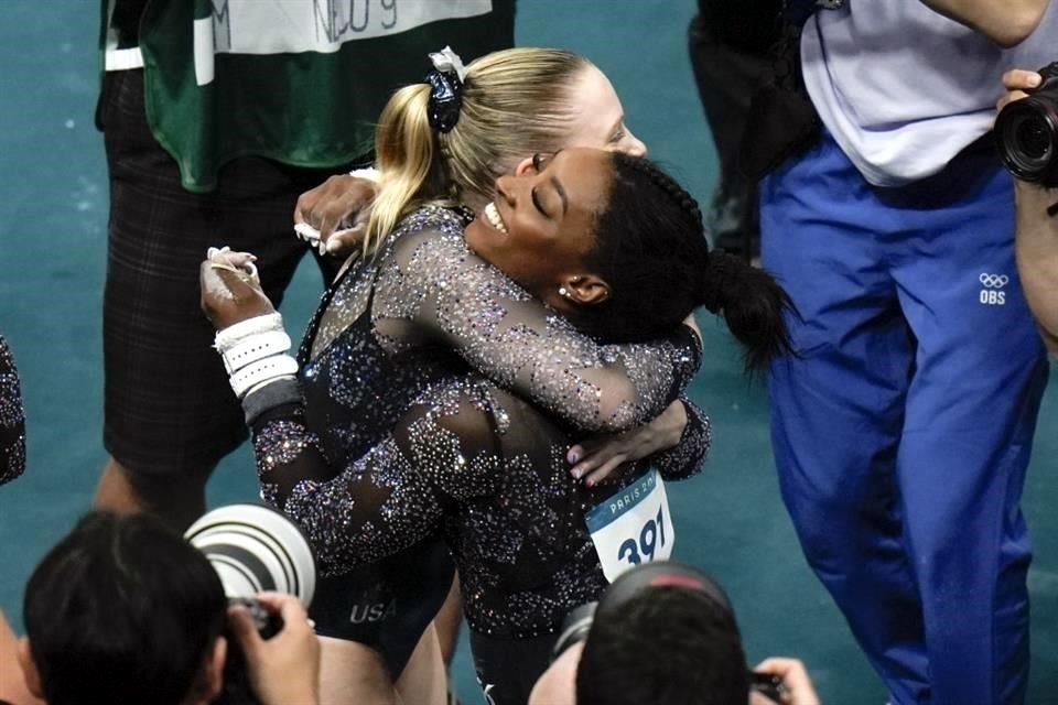 Biles recibiendo las felicitaciones de sus compañeras.