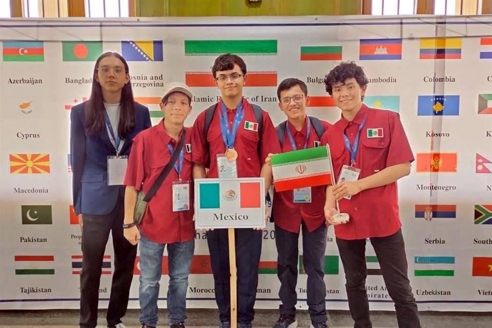 Los jóvenes mexicanos en la Olimpiada Internacional de Física, celebrada en Isfahán, Irán.