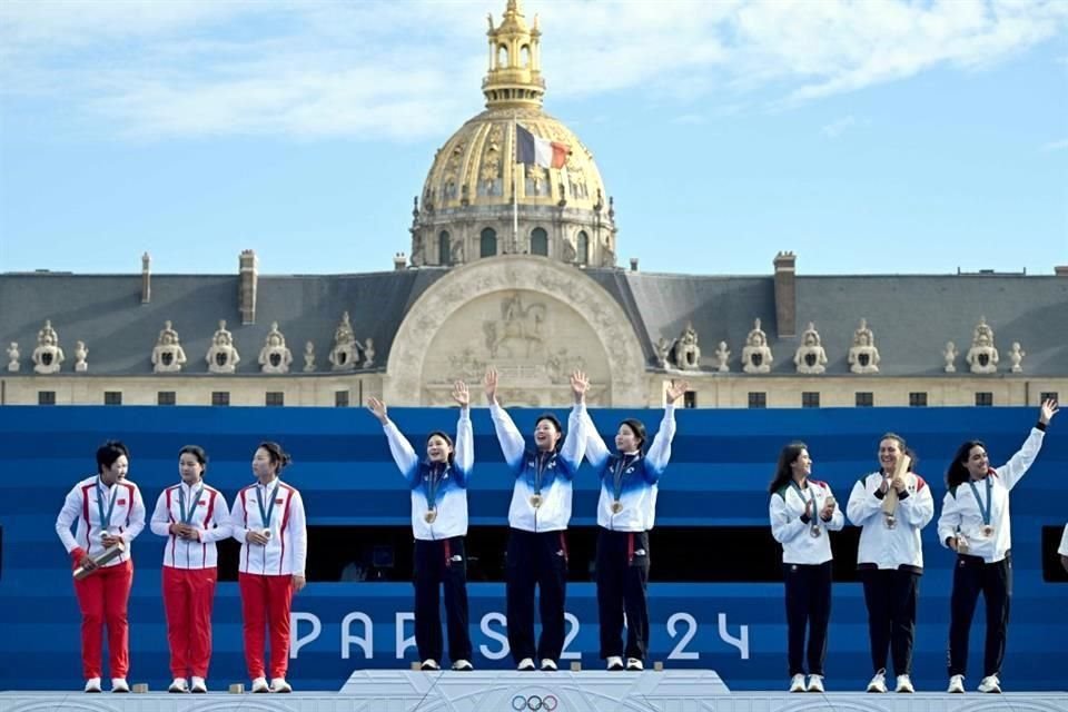 Así se conformó el podio del Tiro con Arco por equipos Femenil con Corea del Sur, China y México.