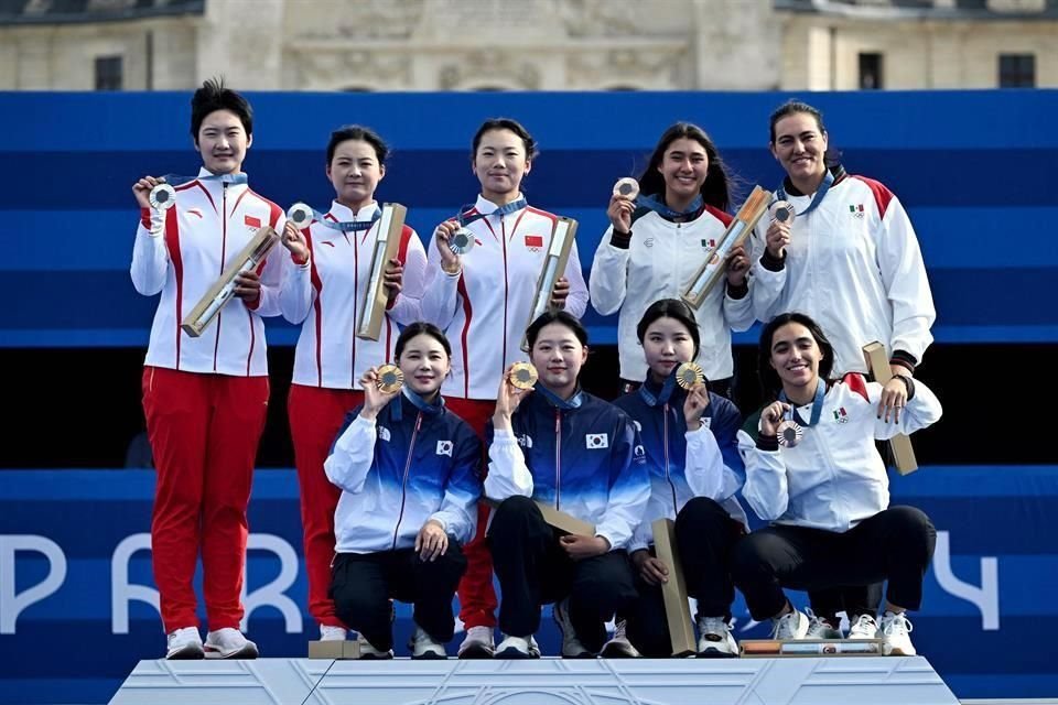 Las medallistas en el Tiro con Arco por equipos Femenil de Corea del Sur, China y México.