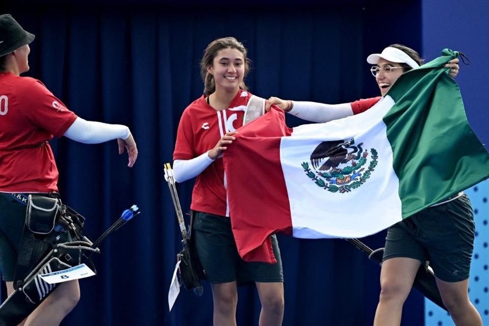 Vázquez celebró con la bandera nacional el triunfo histórico para México en Francia.