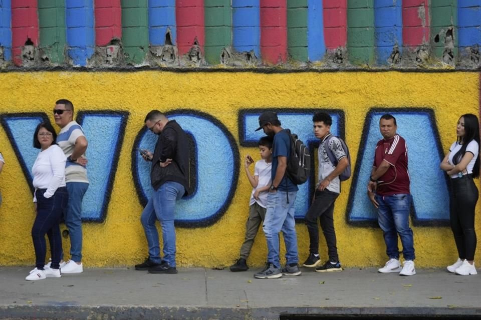 Personas hacen fila afuera de un centro de votación durante las elecciones presidenciales en Caracas, Venezuela, el 28 de julio de 2024.