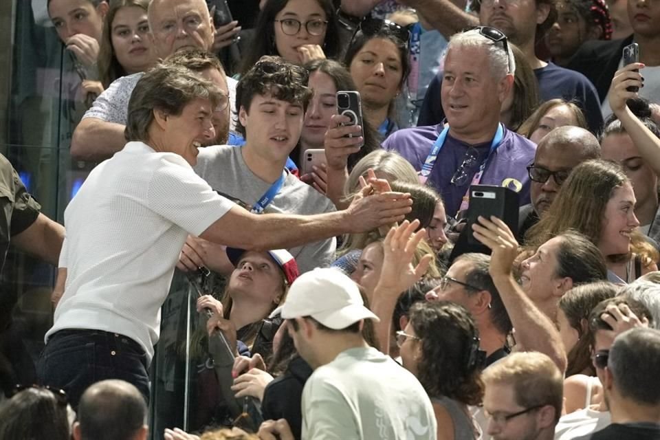 Cruise accedió a dar saludos y repartir algunas fotografías con sus fans.