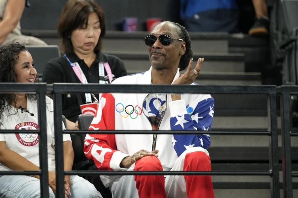 Snoop Dogg lució muy patriótico para externar su apoyo a la gimnasta Simone Biles.