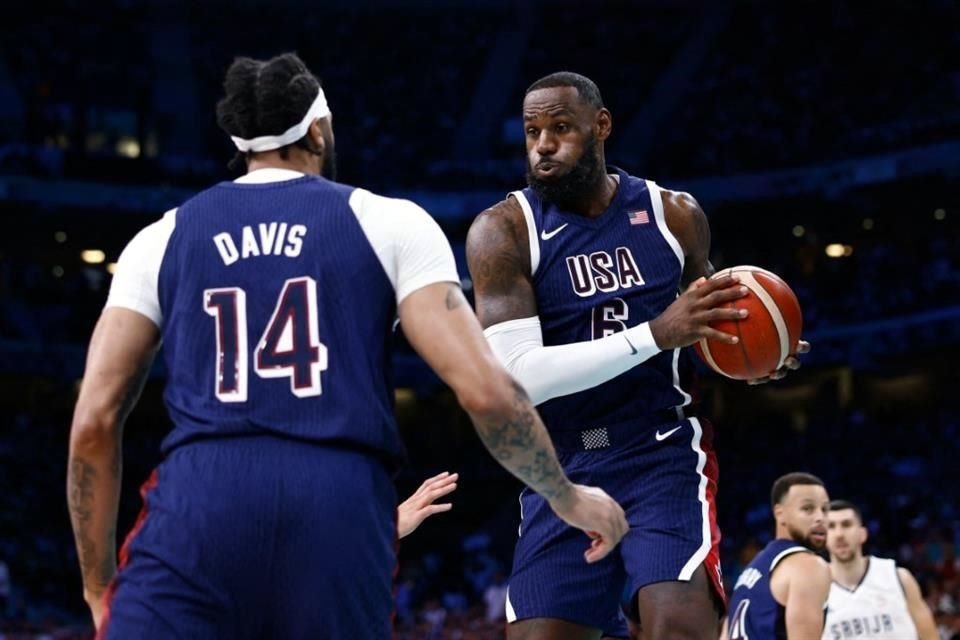 El Dream Team de Estados Unidos, liderado por LeBron James, debutó en París 2024 derrotando al equipo de basquetbol de Serbia.