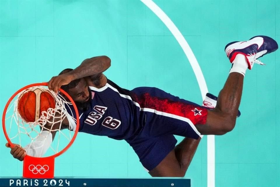 LeBron finalizó con 21 puntos, nueve asistencias y siete rebotes para que Estados Unidos derrotara 110-84 a la Serbia de Nikola Jokic en el arranque de la justa olímpica.